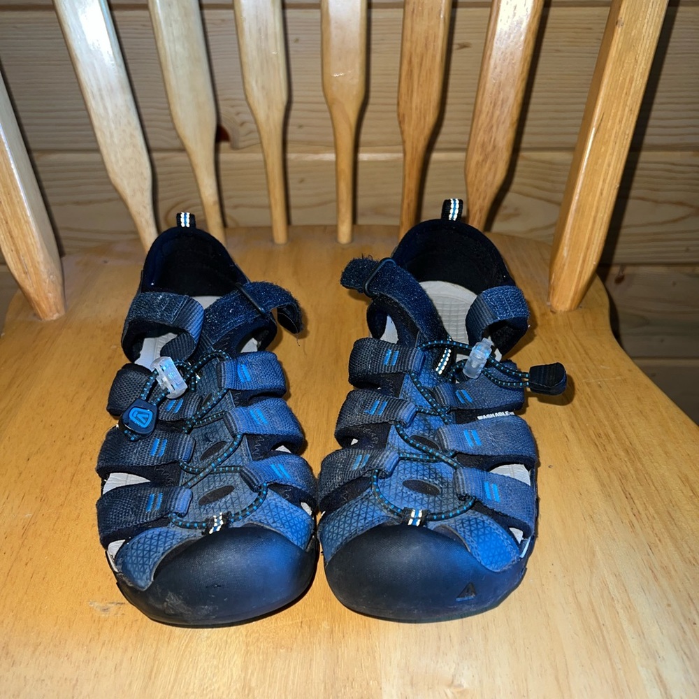 Boys keen sandals